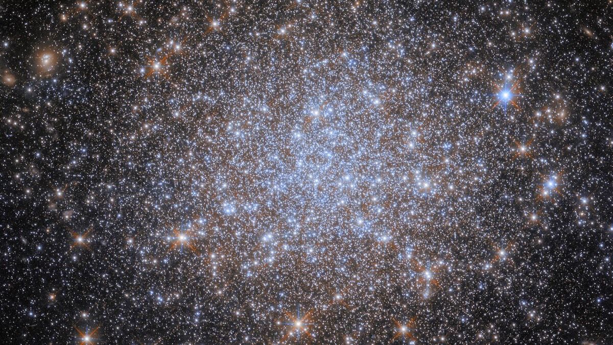 Hubble показав приголомшливе фото скупчення зірок у Великій Магеллановій Хмарі - Men