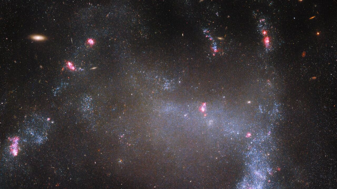 Паук в темноте - яркое фото далекой галактики, сделанное телескопом Хаббл - Men