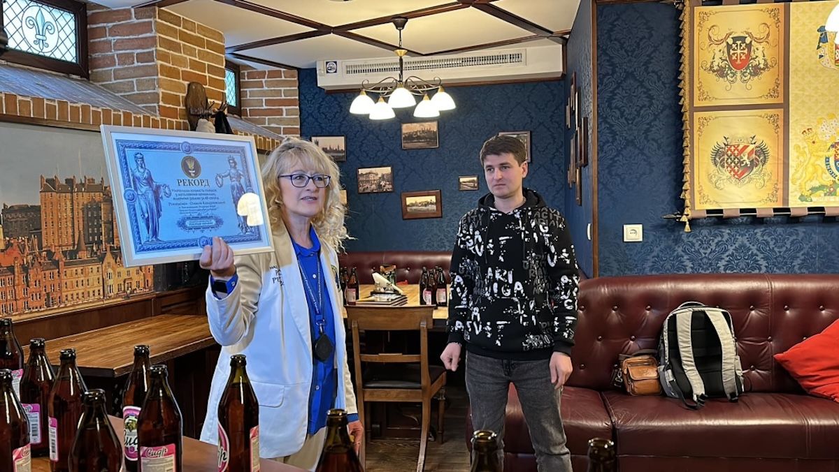 Олексій Кордзіховський зубами відкрив понад 50 пляшок Олексій Кордзіховський зубами відкрив понад 50 пляшок