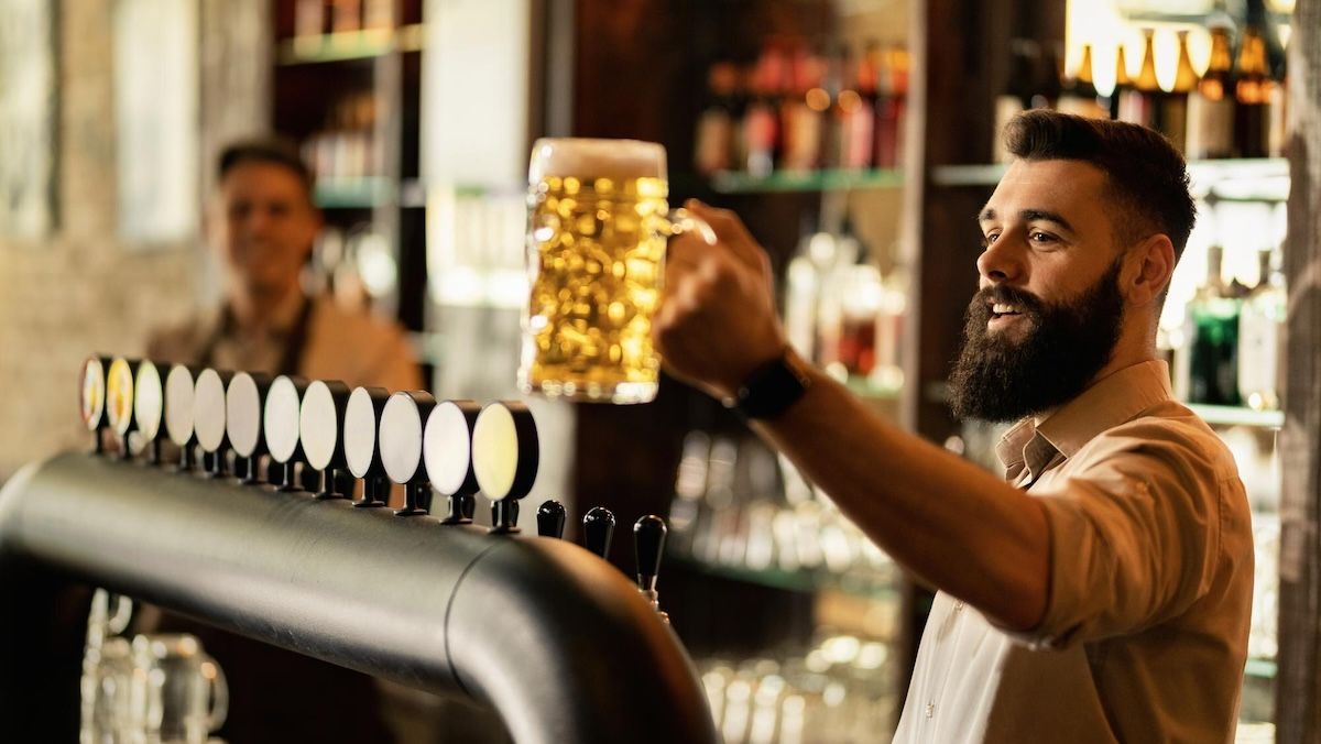 Необычный пивной лайфхак мужчины шокировал посетителей паба - видео - Men Необычный пивной лайфхак мужчины шокировал посетителей паба - видео - Men