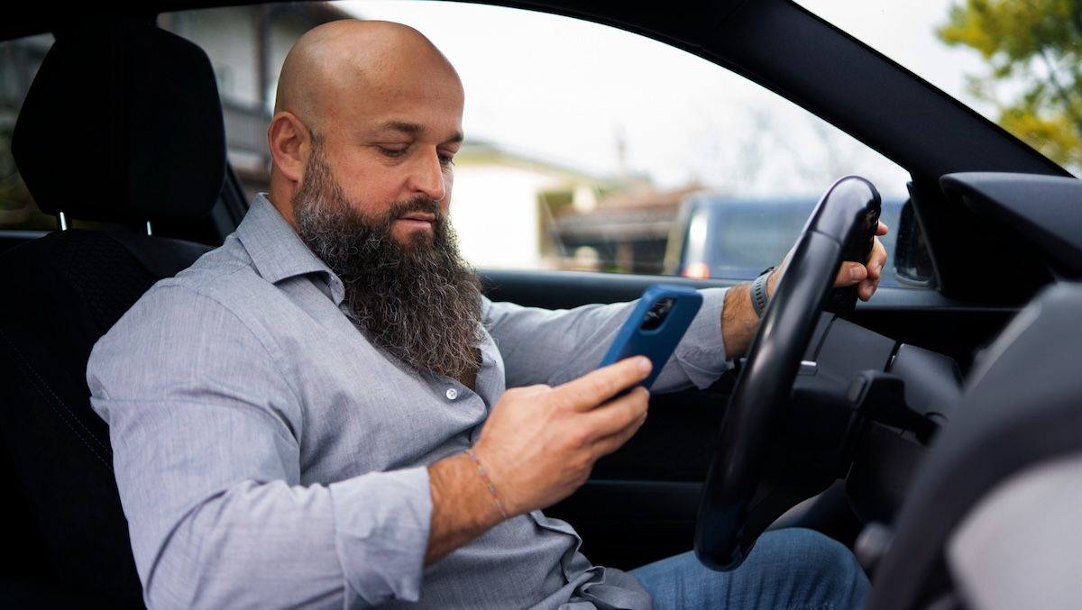 Пользование смартфоном за рулем может указывать на психопатическое поведение - Men