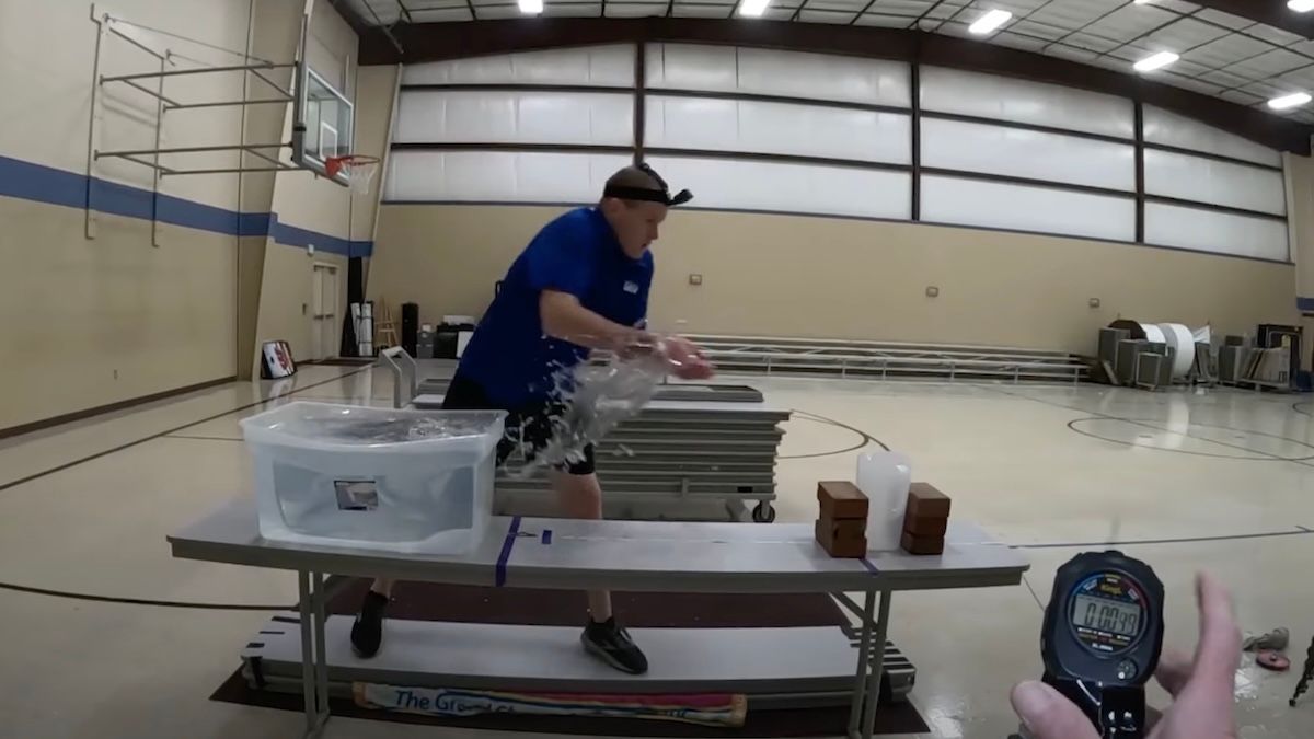 Мужчина побил мировой рекорд Гиннеса, перенося воду руками - Men Мужчина побил мировой рекорд Гиннеса, перенося воду руками - Men