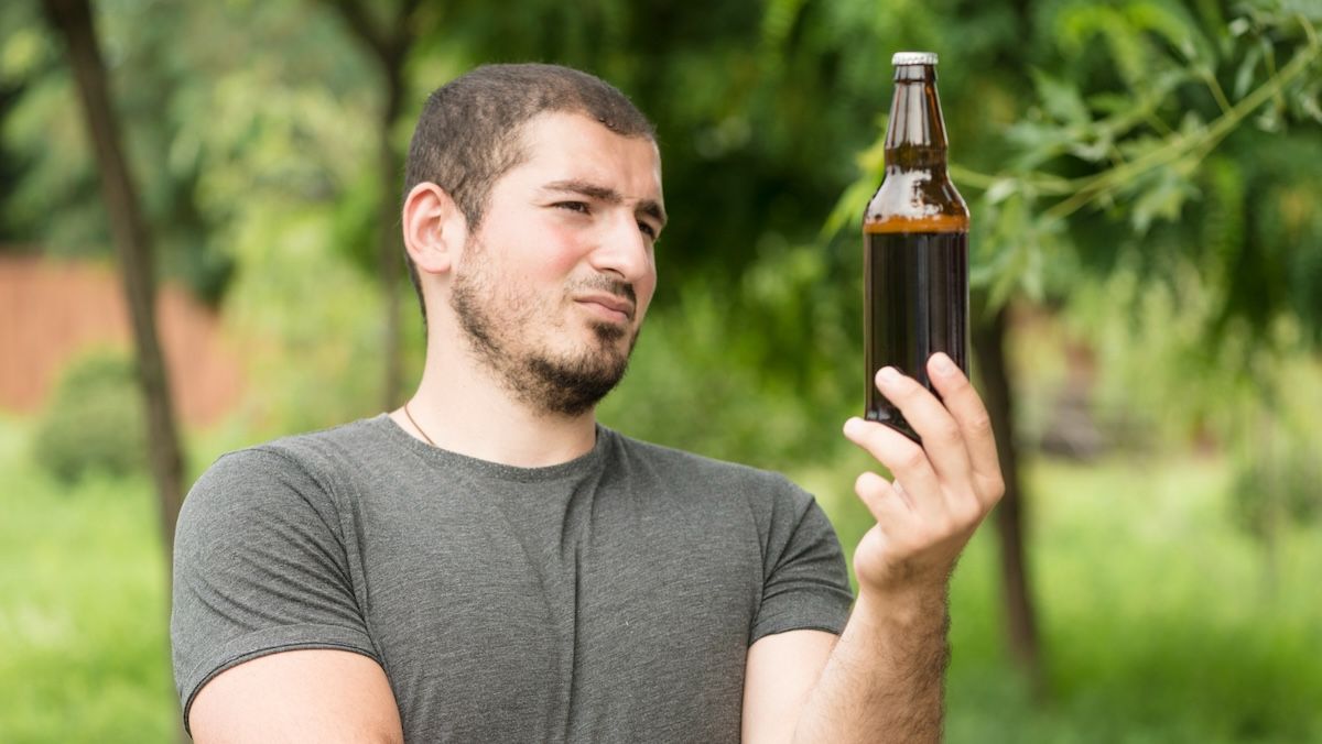 Как открыть бутылку без открывалки - лайфхак в забавном видео с тиктока - Men