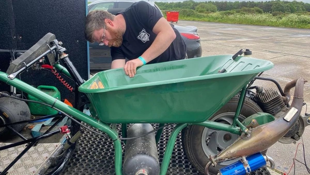 Механик построил самую быструю тачку в мире и установил рекорд Гиннеса - Men Механик построил самую быструю тачку в мире и установил рекорд Гиннеса - Men